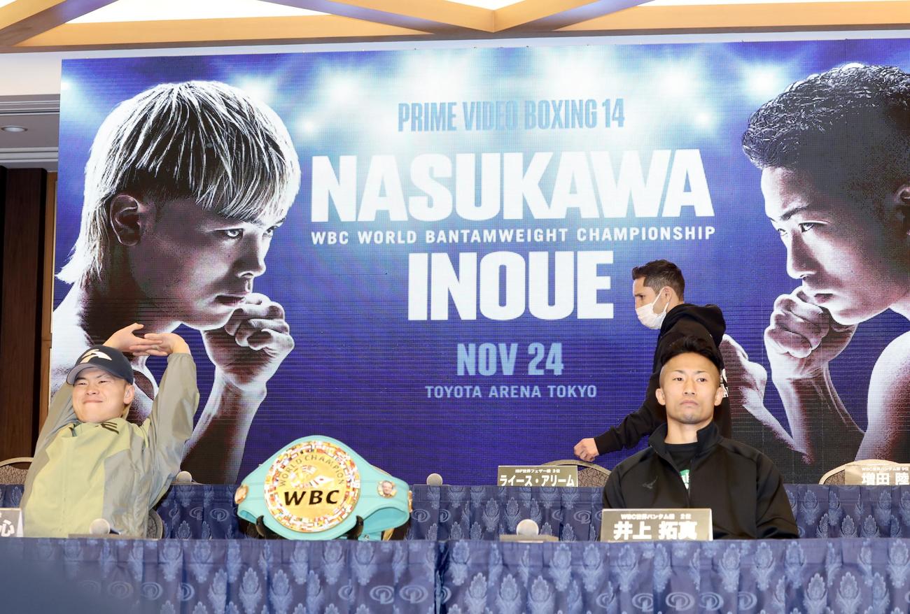 試合前会見に臨む那須川（左）と井上拓（撮影・河田真司）