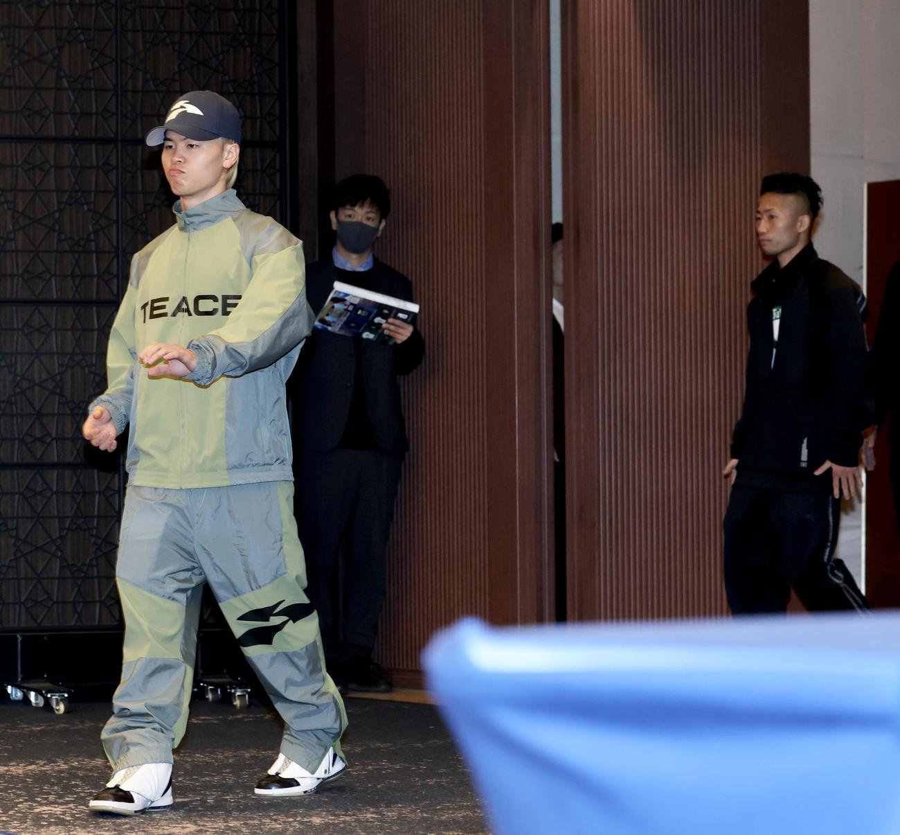 試合前会見に臨む那須川（左）と井上拓（撮影・河田真司）