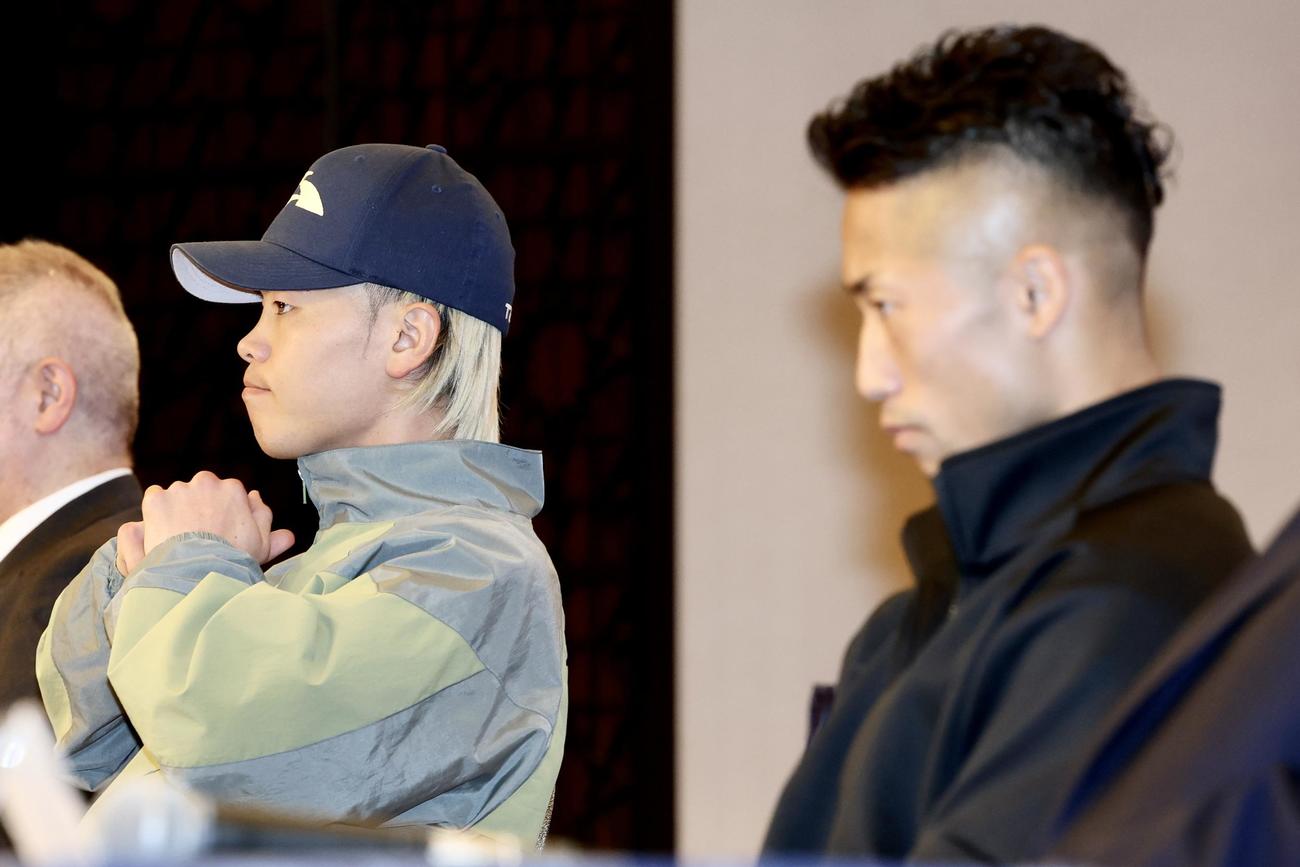 試合前会見に臨む那須川（左）と井上拓（撮影・河田真司）