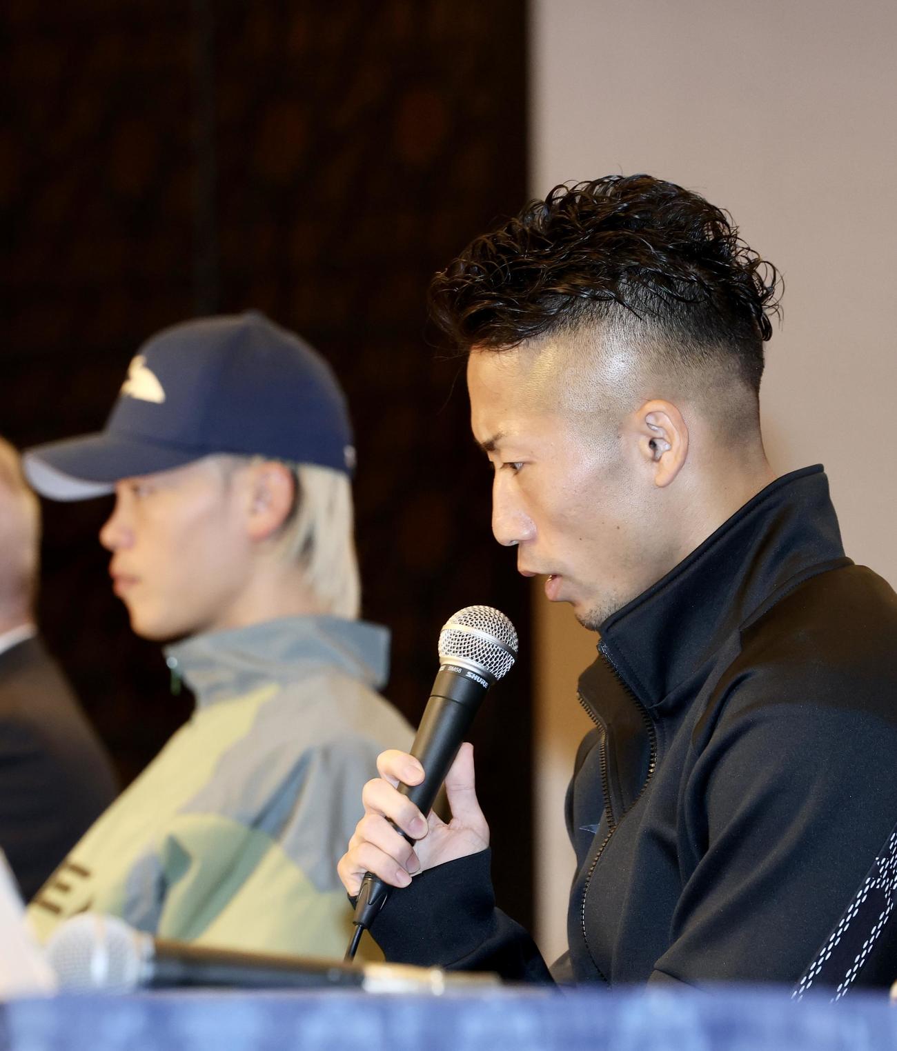 試合前会見で記者の質問に答える井上拓（手前）と那須川（撮影・河田真司）