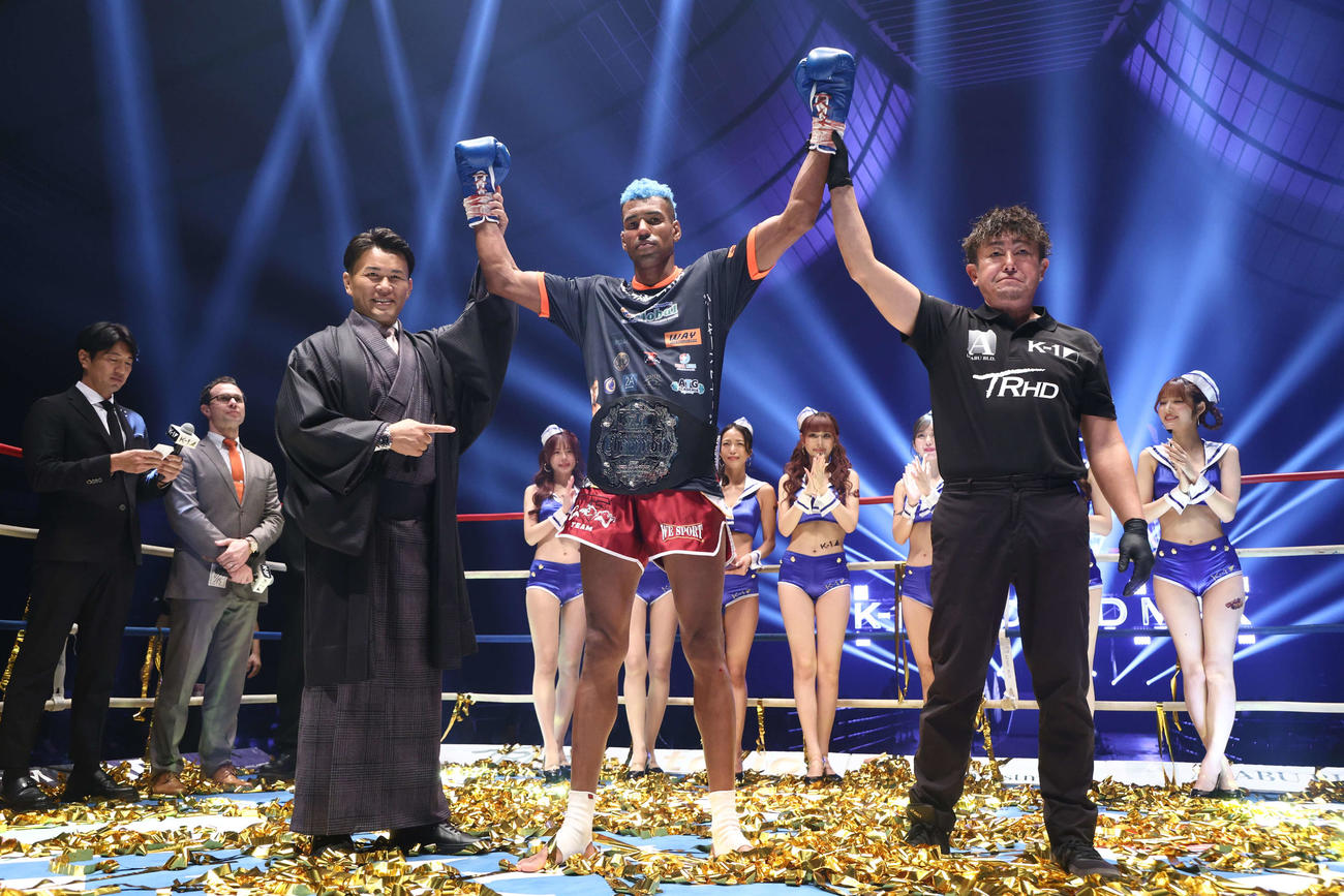優勝したサルシチャの手を上げる須藤元気プロデューサー（左）（C）K－1