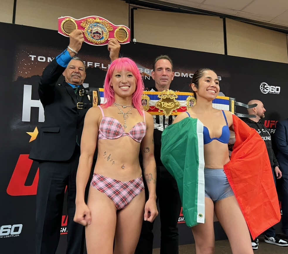 計量クリアし、笑顔のWBO女子世界スーパーフライ級王者昼田瑞希（前方左）。前方右はグロリア・ガジャルド（三迫ジム提供）