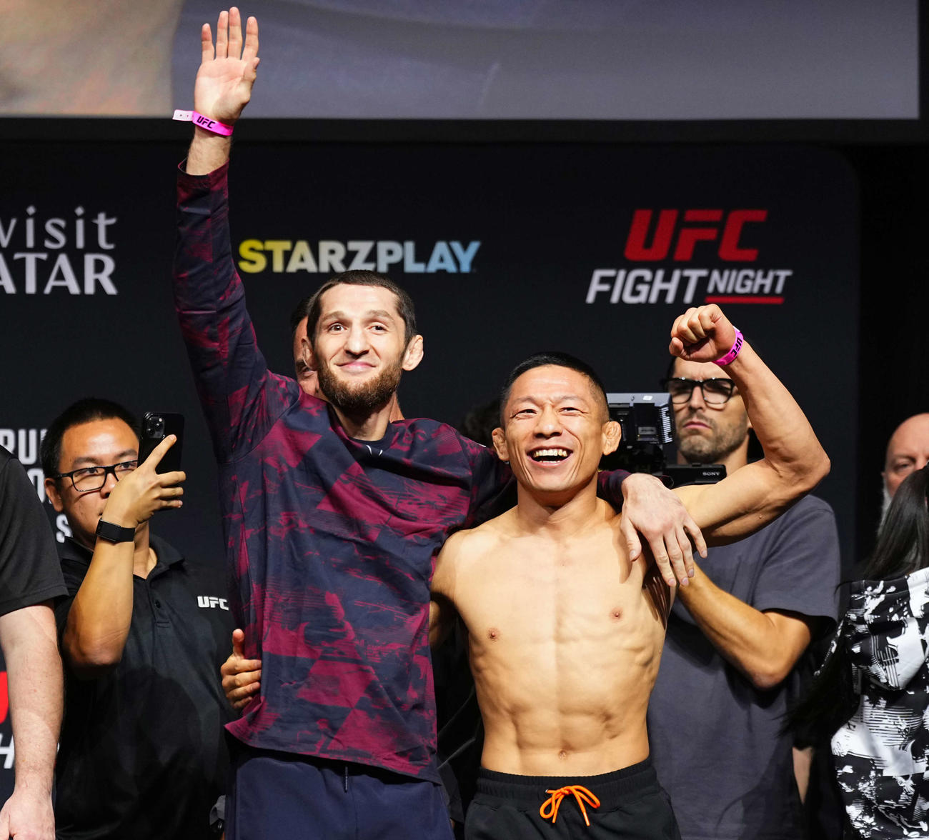 9年ぶりUFC復帰戦へ計量クリアし、対戦相手のUFCフライ級11位タギル・ウランベコフ（左）と肩を組む堀口恭司（C）Zuffa LLC／UFC