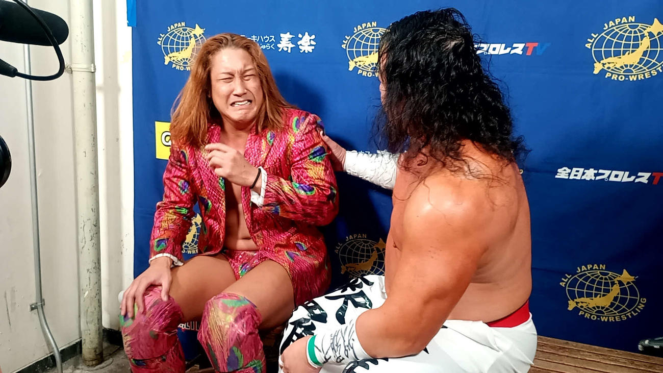 試合後「怖い」と泣き出した黒潮TOKYOジャパン（左）とそれをなぐさめる他花師