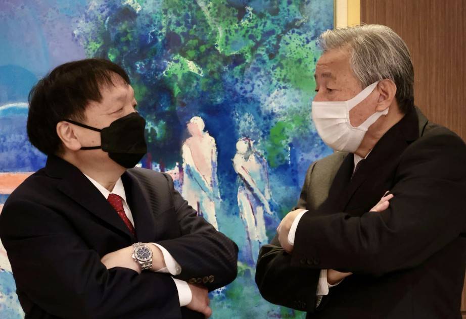 24日の那須川－井上戦を前に那須川所属ジムの本田明彦会長（右）とフェースオフする写真をSNSに投稿した井上所属ジムの大橋秀行会長（大橋ジム提供）