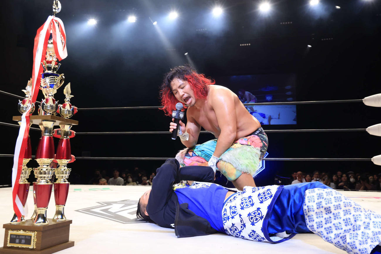 高橋ヒロム（上）はいきなりヒロムちゃんボンバーを浴びせてAMAKUSA（下）をKOした（C）プロレスリング・ノア