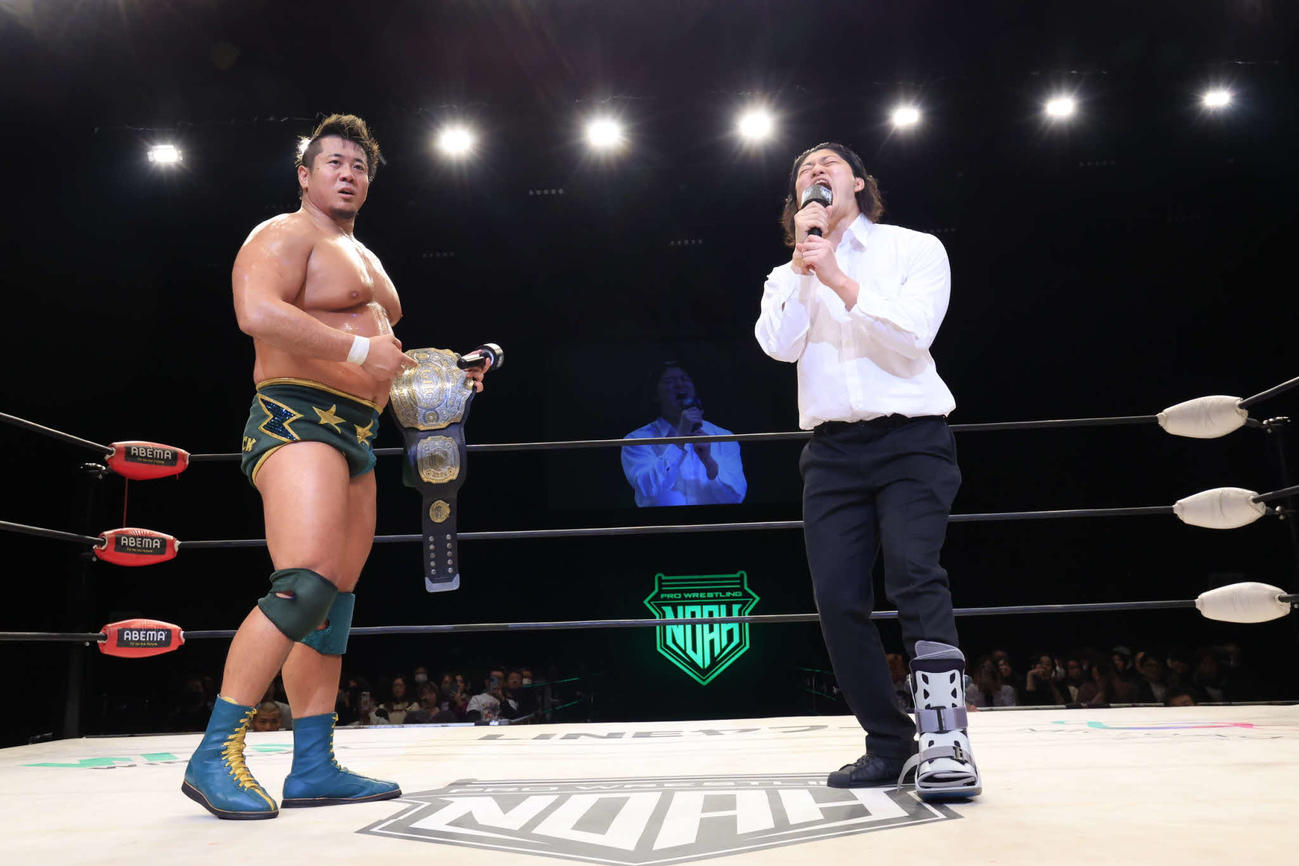 リング上でOZAWA（右）と対峙（たいじ）した稲村愛輝（C）プロレスリング・ノア