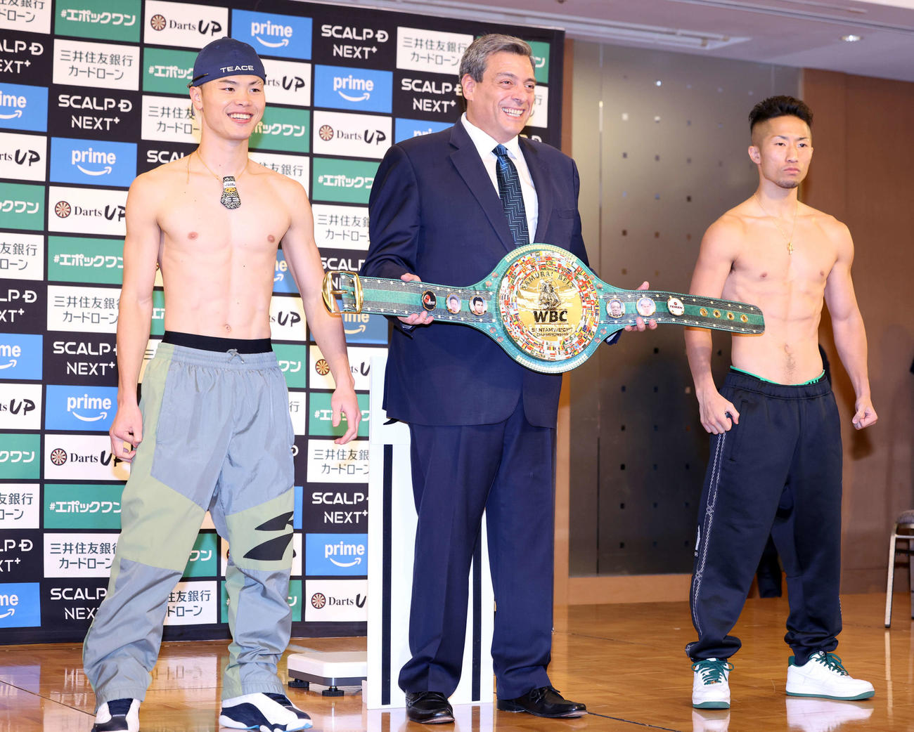 那須川天心対井上拓真　サムライベルトを持つWBCマウリシオ・スレイマン会長（中央）の横で笑顔の那須川天心（左）。右は井上拓真（撮影・浅見桂子）