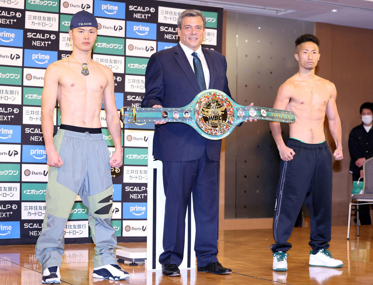 那須川天心対井上拓真　サムライベルトを持つWBCマウリシオ・スレイマン会長（中央）とポーズをとる那須川天心（左）と井上拓真（撮影・浅見桂子）