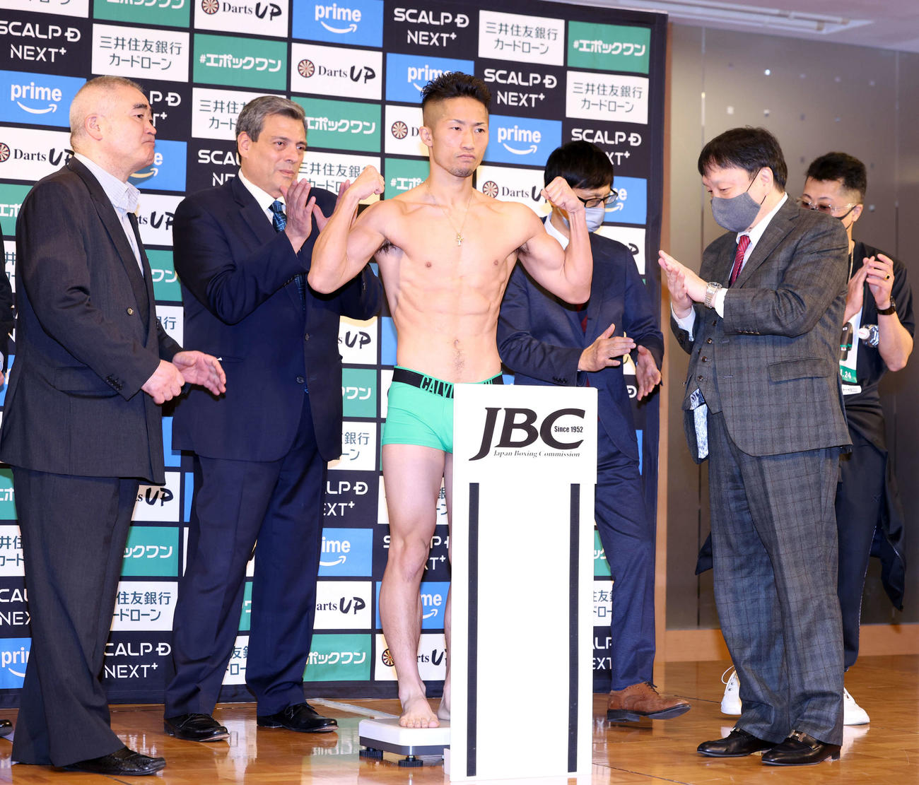 那須川天心対井上拓真　計量をクリアしガッツポーズする井上拓真（撮影・浅見桂子）