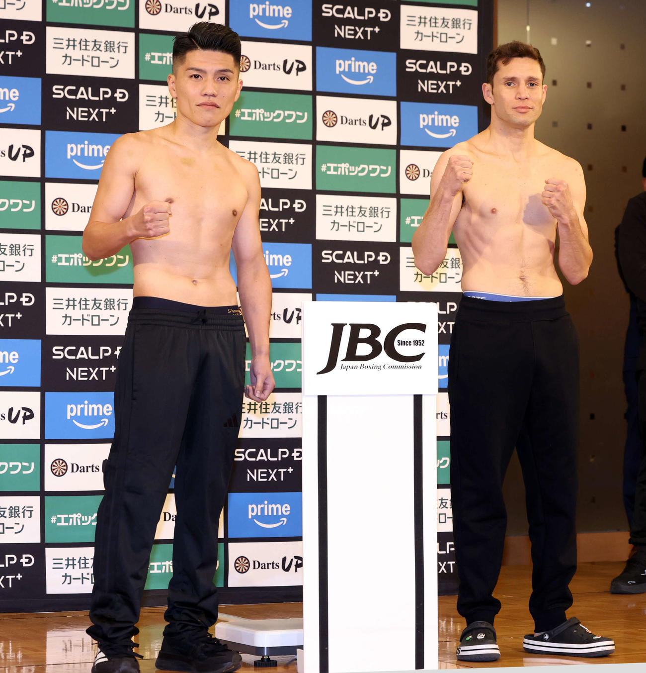 坪井智也対カルロス・クアドロス　計量を終えポーズをとる坪井智也（左）とカルロス・クアドロス（撮影・浅見桂子）