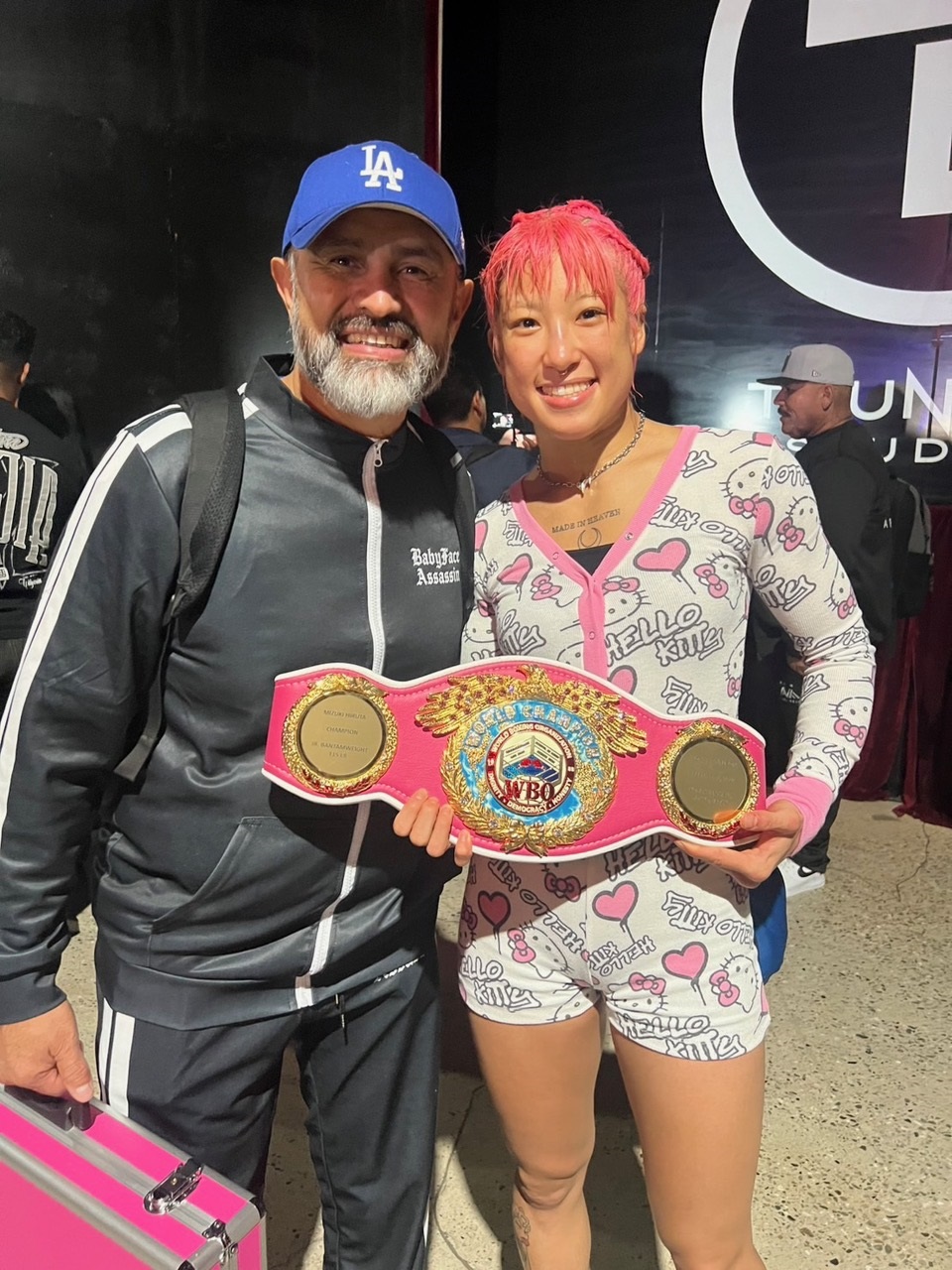 6度目防衛に成功したWBO女子世界スーパーフライ級王者の昼田瑞希（右）。左は米国での担当トレーナー、マニー・ロブレス氏（三迫ジム提供）