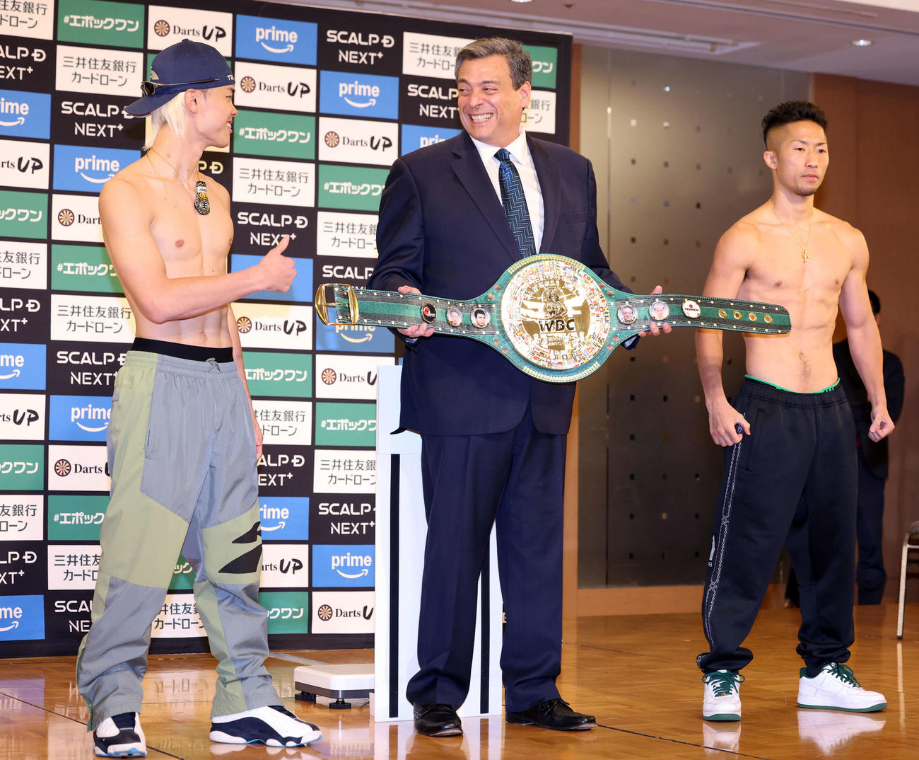 那須川天心対井上拓真　サムライベルトを持つWBCマウリシオ・スレイマン会長（中央）にサムズアップする那須川天心（左）。右は井上拓真（撮影・浅見桂子）