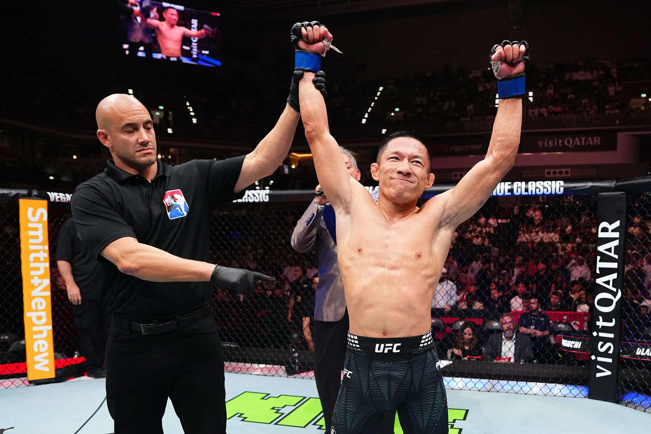 9年ぶりUFC復帰戦で2回一本勝ちし、勝ち名乗りをうけた元RIZIN2階級制覇王者の堀口恭司（右）（C）Zuffa LLC／UFC