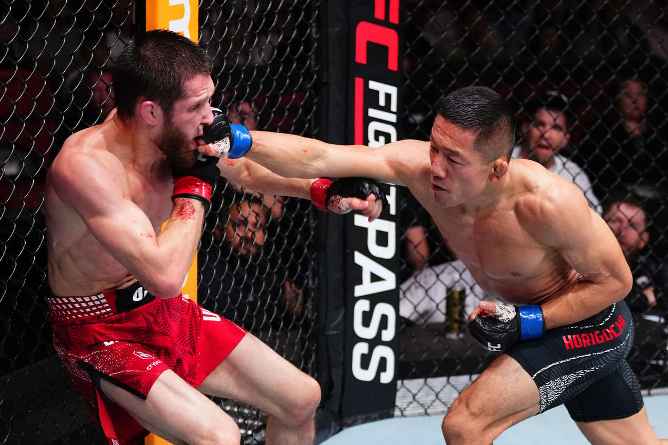 UFCフライ級11位タギル・ウランベコフ（左）に右ストレートをヒットさせる元RIZIN2階級制覇王者堀口恭司（C）Zuffa LLC／UFC