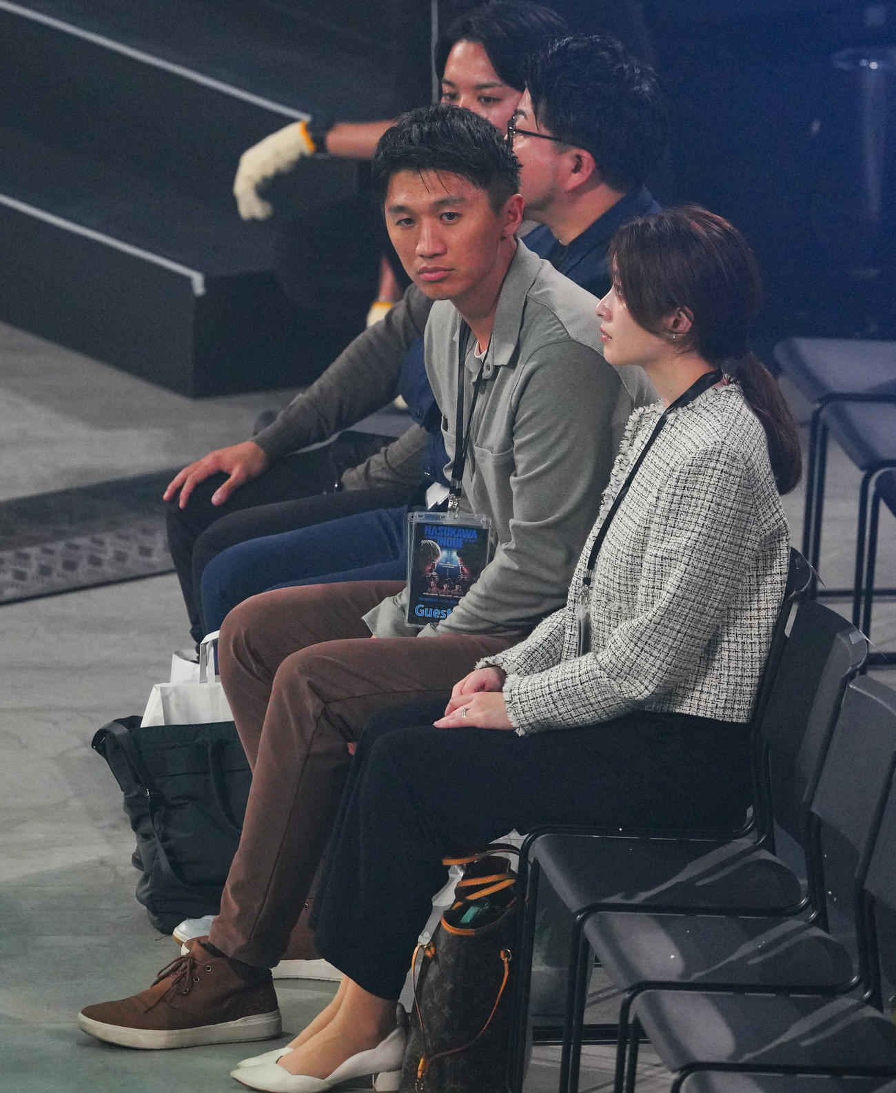 観戦するブルージェイズの加藤氏（中央）（撮影・垰建太）