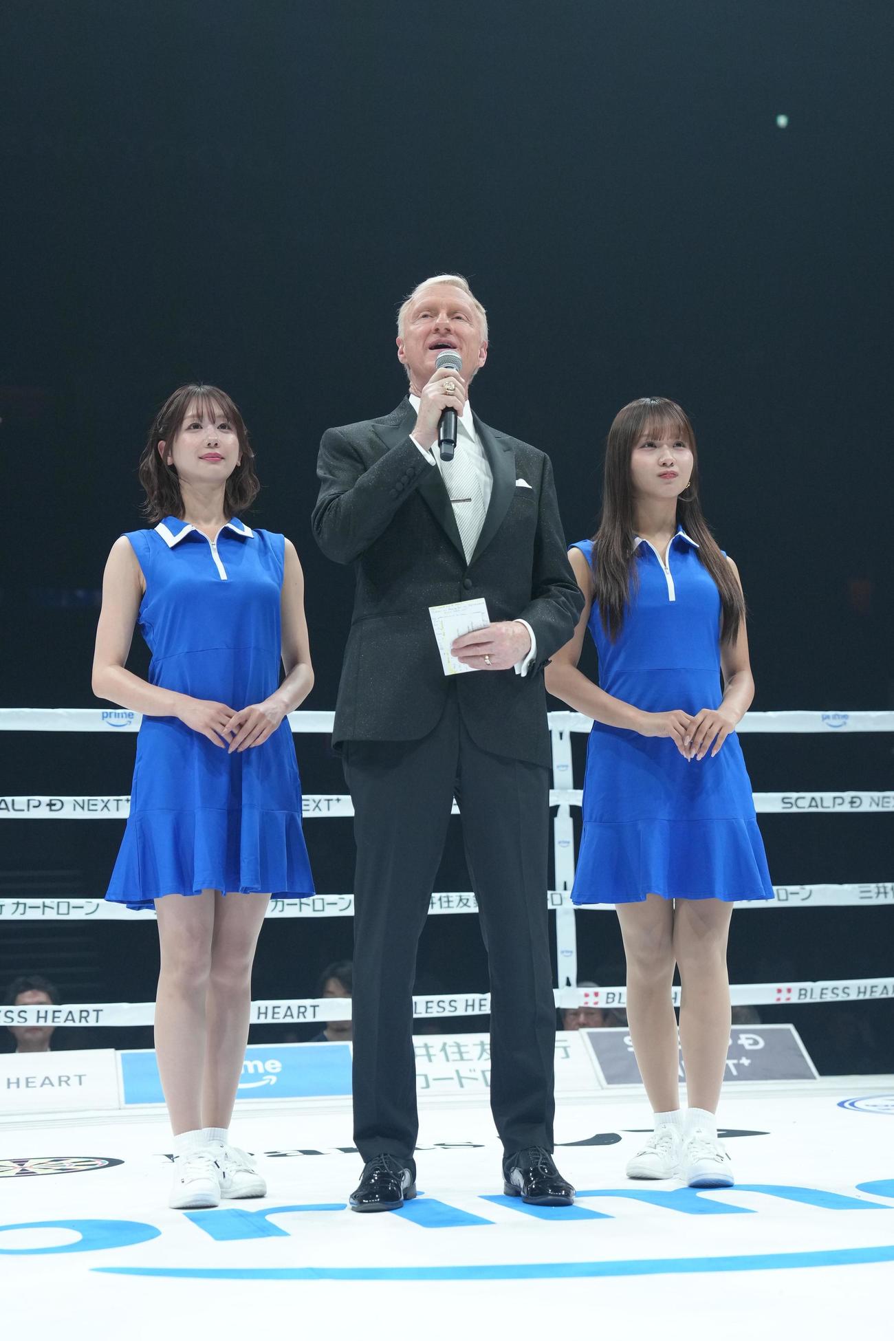 リングを彩るラウンドガール（撮影・足立雅史）