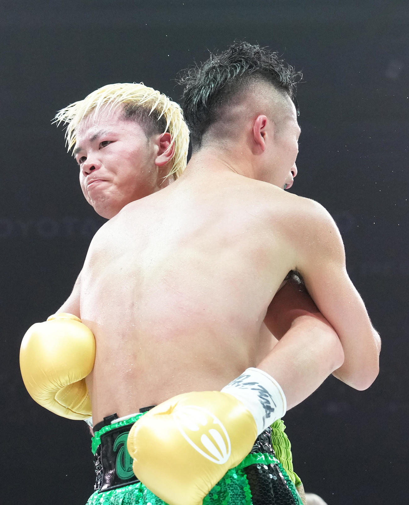 WBC世界バンタム級王座決定戦　試合を終え、抱き合う那須川（左）と井上拓（撮影・足立雅史）