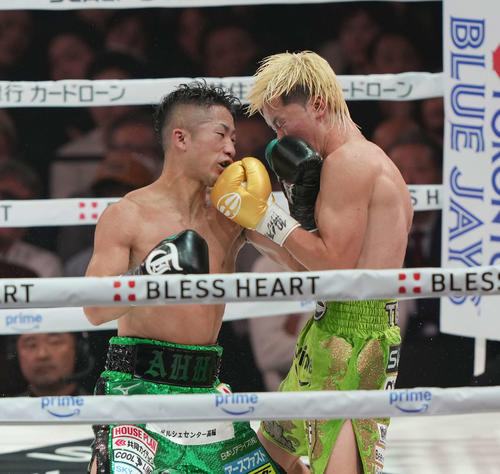 WBC世界バンタム級王座決定12回戦　10回、打ち合う那須川天心（右）と井上拓真（撮影・井上学）