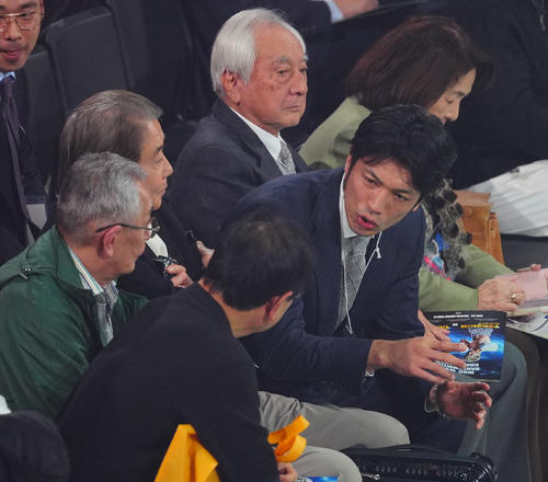 観戦する村田氏（右）（撮影・垰建太）