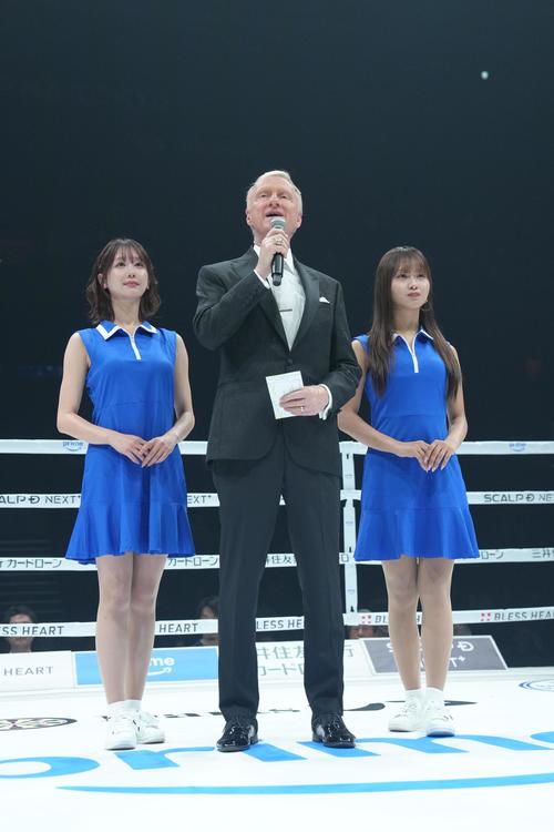 リングを彩るラウンドガール（撮影・足立雅史）