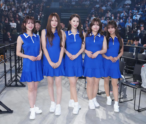大会を彩るラウンドガールの、左からあらた唯、あいり、えぬ、つばさ、森脇梨々夏（撮影・足立雅史）