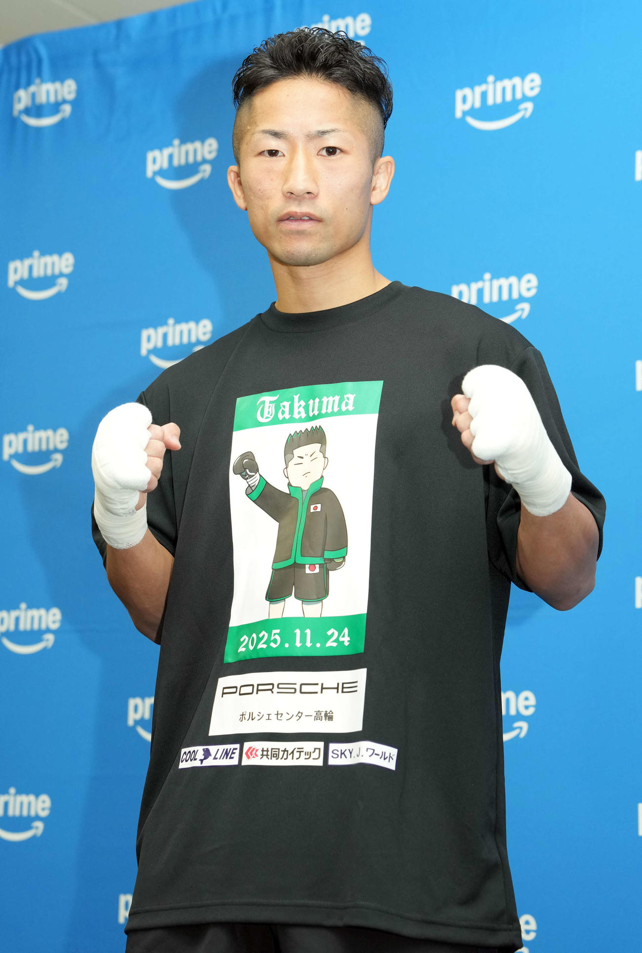 いとこ井上浩樹氏のデザインしたＴシャツを着た井上拓真（2025年11月撮影）