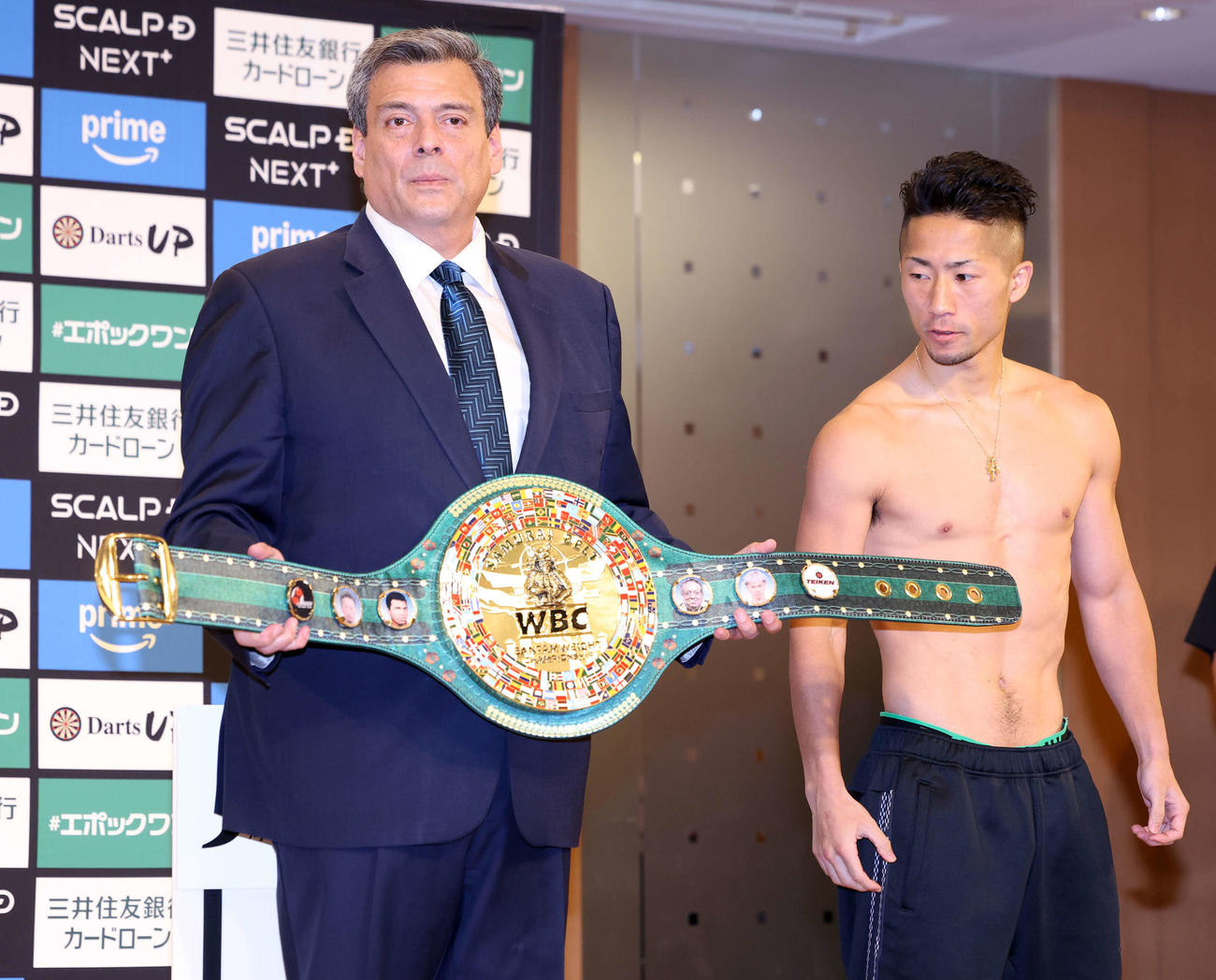 那須川天心対井上拓真　WBCマウリシオ・スレイマン会長（左）が手にするサムライベルトを見る井上拓真（撮影・浅見桂子）