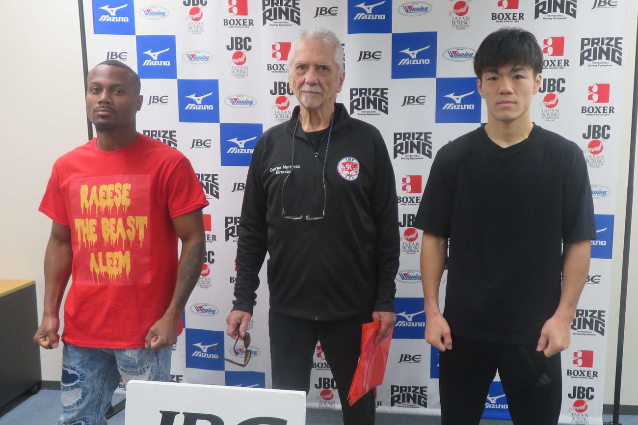 IBF世界フェザー級挑戦者決定戦に向け、IBF独自ルールの当日計量をパスした同級3位ライース・アリーム（左端）と同級5位中野幹士（右端）