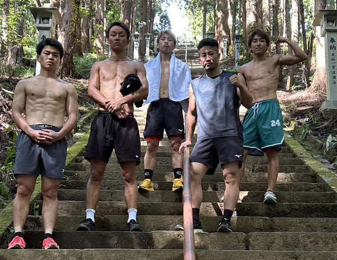 小田原合宿を行った井上尚弥（中央）と弟拓真（左から4人目）。合宿参加した同門の田中将吾（左端）、今永虎雅（同2人目）、磯金龍（大橋ジム提供）