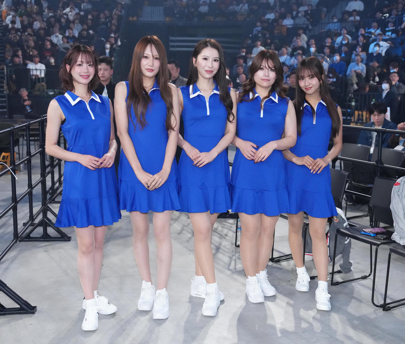 大会を彩るラウンドガールの、左からあらた唯、あいり、えぬ、つばさ、森脇梨々夏（撮影・足立雅史）