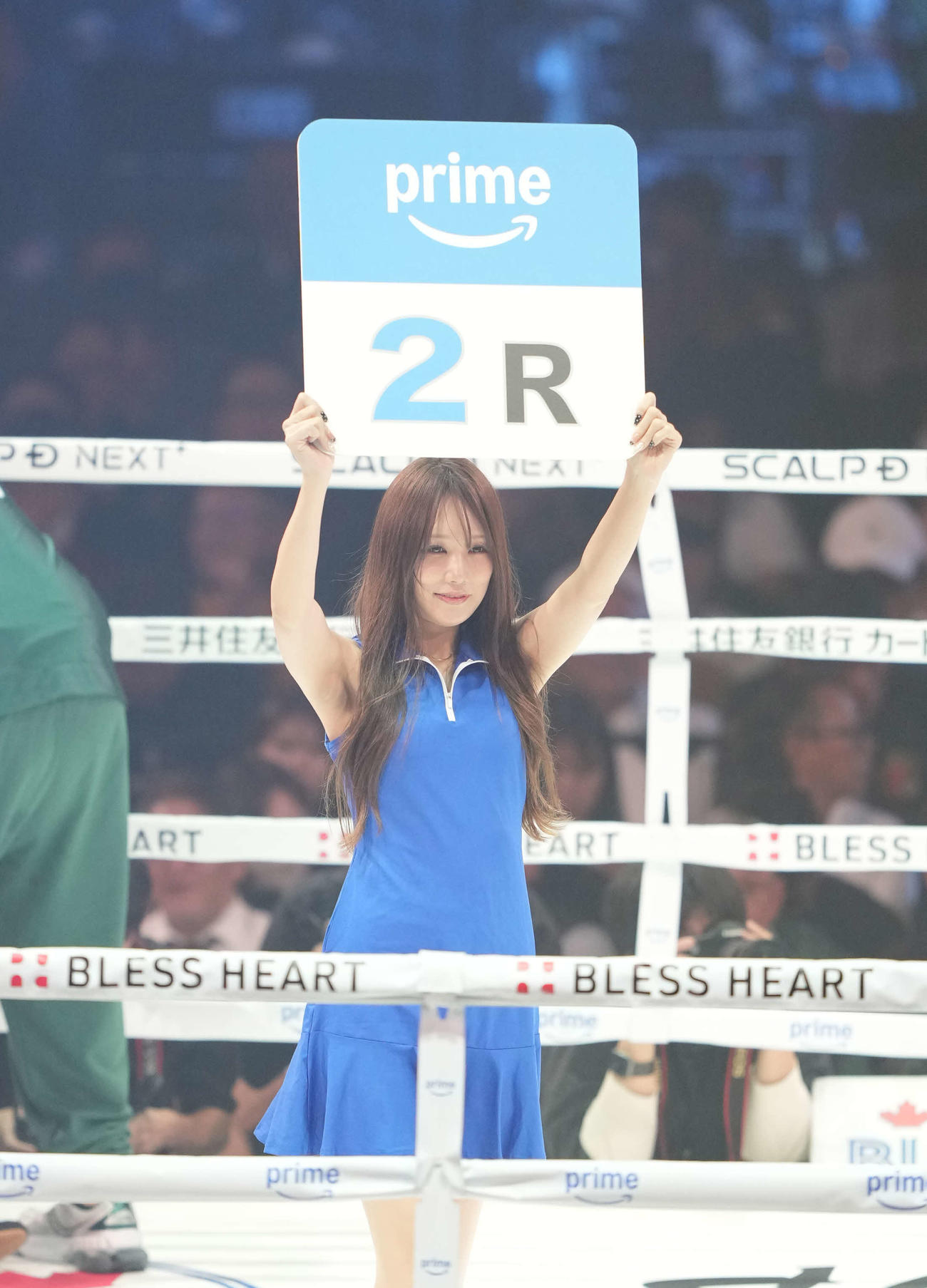 スーパーフライ級10回戦　坪井智也対カルロス・クアドラス　リングを彩るラウンドガールのあいり（撮影・井上学）