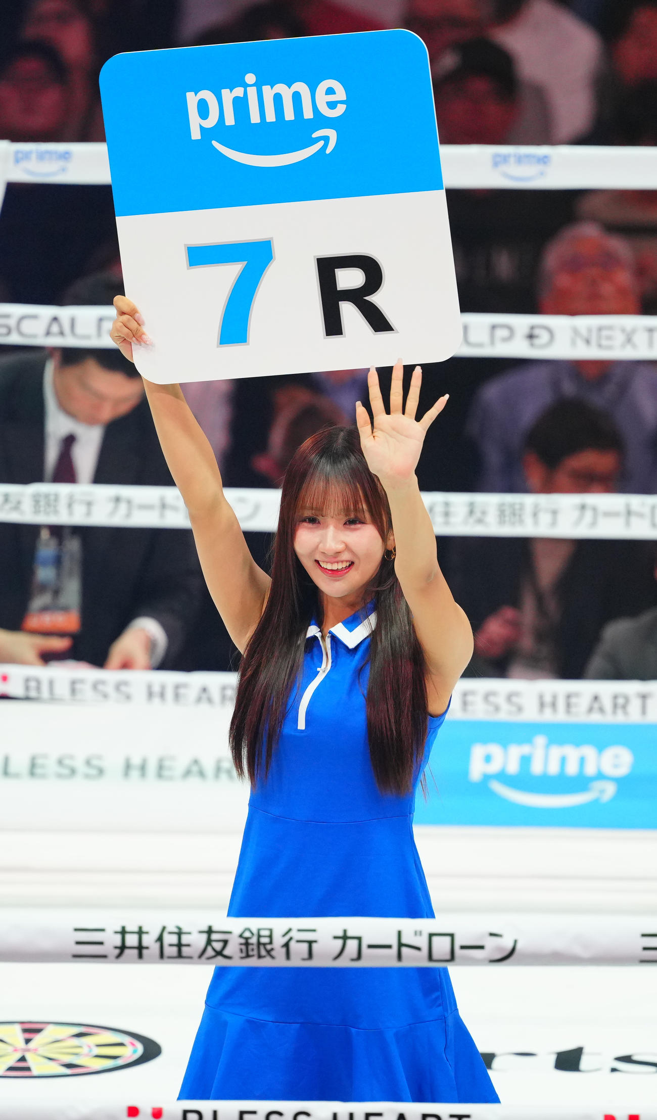 リングを彩るラウンドガールの森脇梨々夏（撮影・垰建太）
