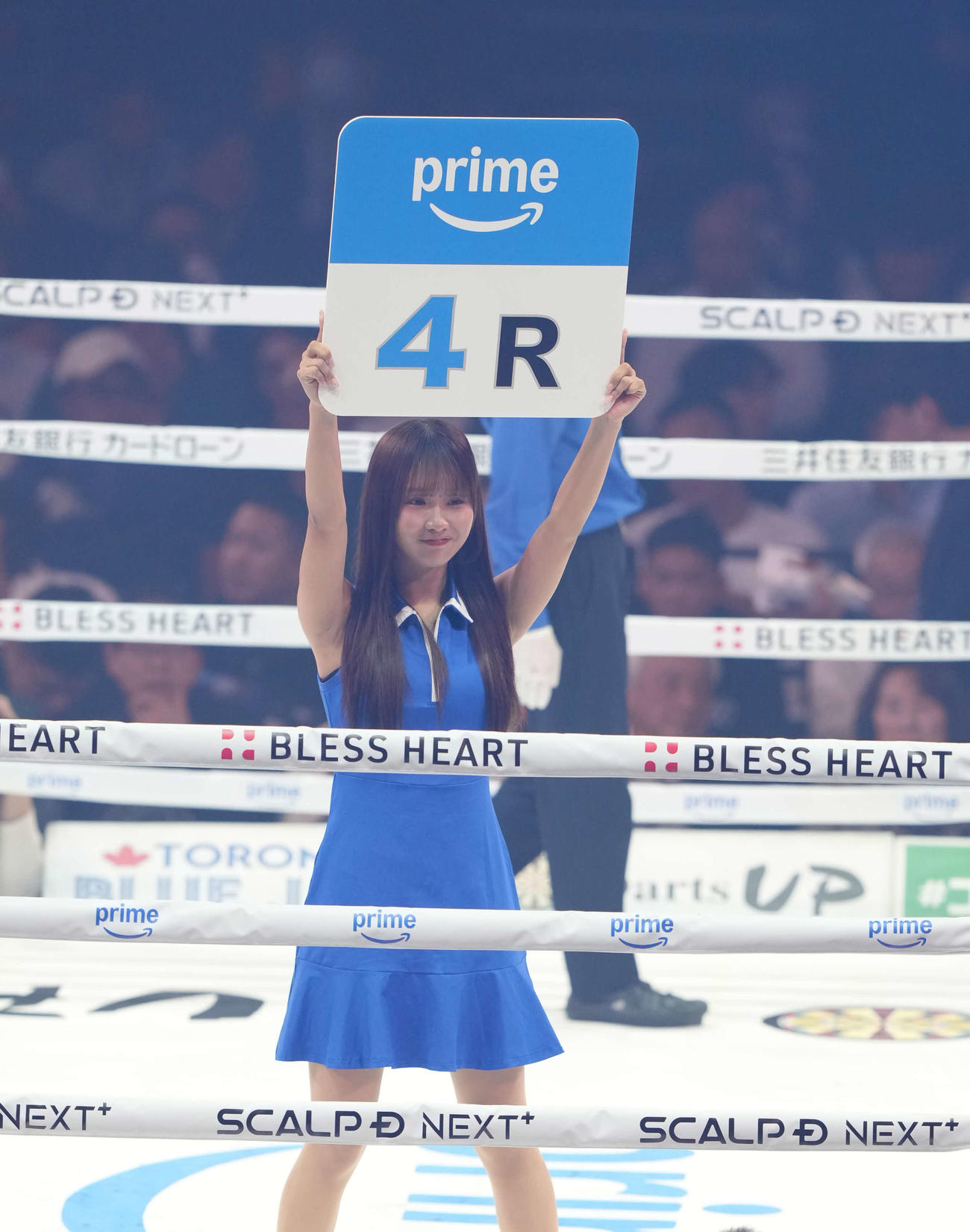 バンタム級10回戦　増田陸対ホセ・カルデロン　リングを彩るラウンドガールの森脇梨々夏（撮影・井上学）