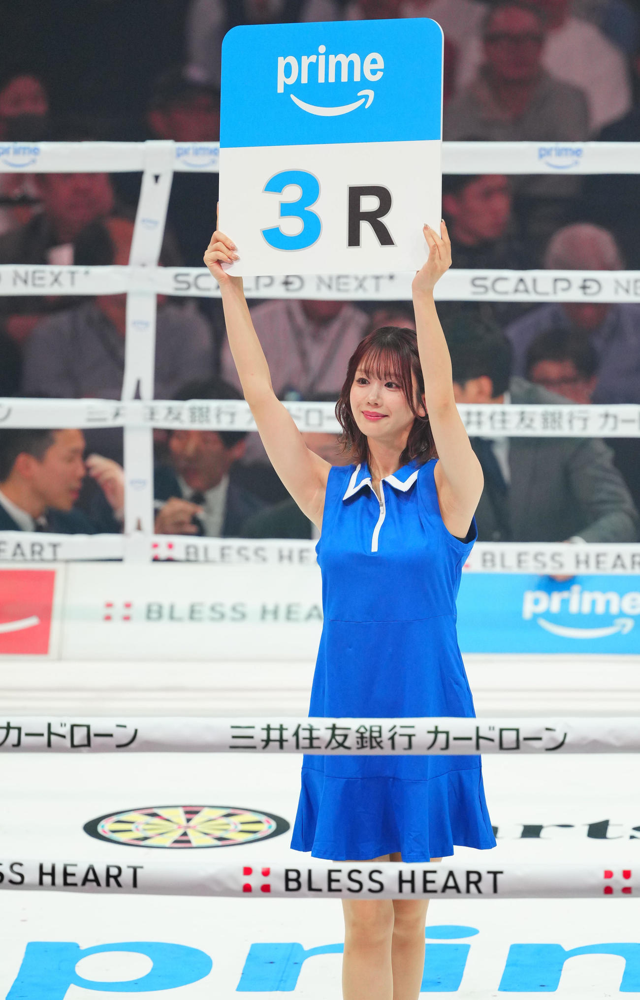 リングを彩る、ラウンドガールのあらた唯（撮影・垰建太）