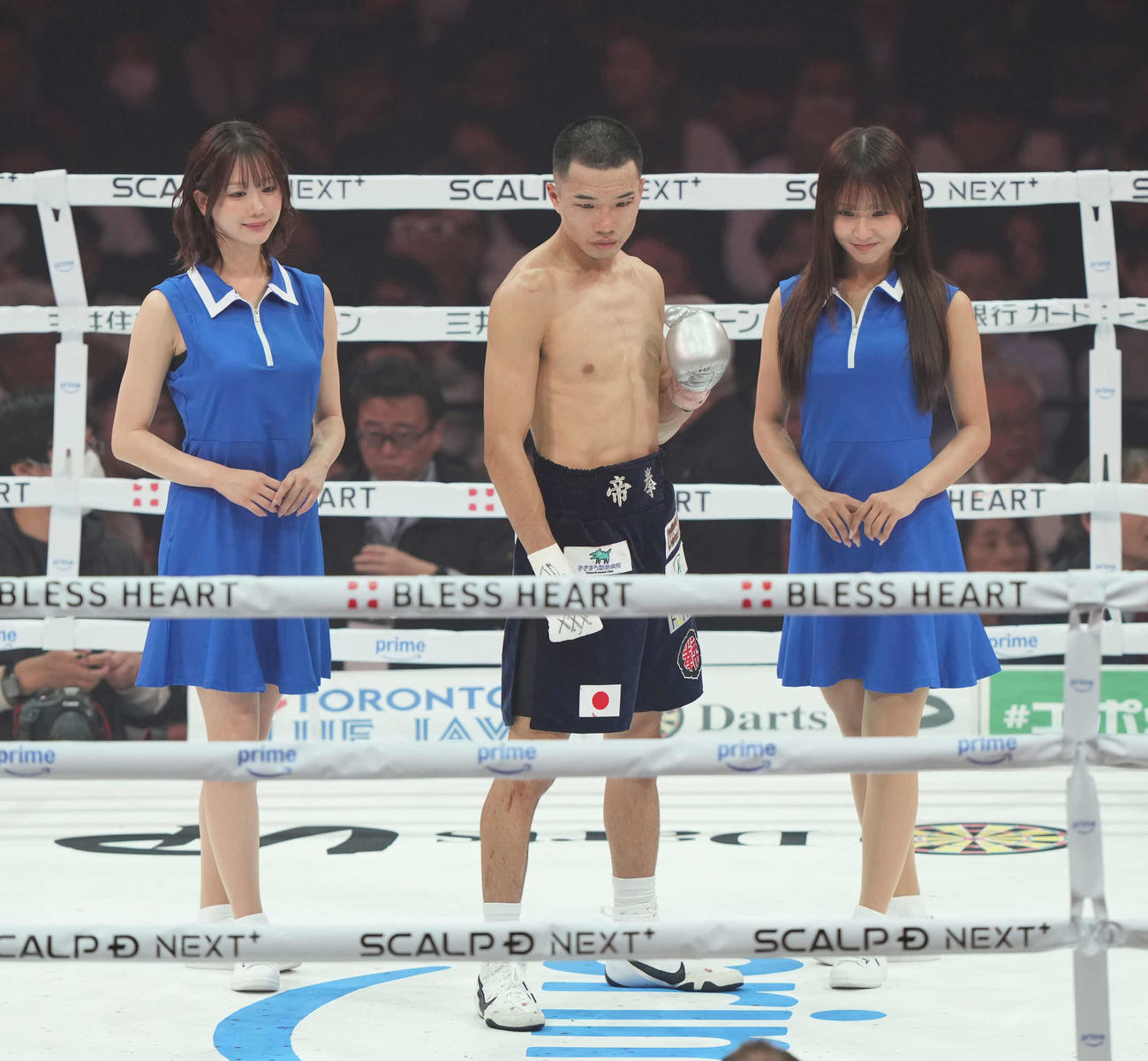 バンタム級10回戦　増田陸対ホセ・カルデロン　ポーズを決める増田陸とラウンドガールのあらた唯、森脇梨々夏（撮影・井上学）