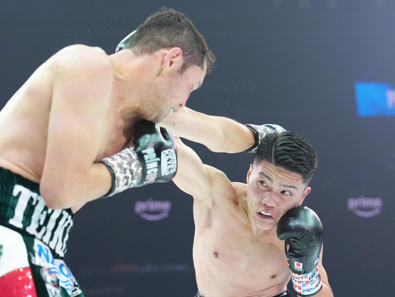 スーパーフライ級10回戦　4回、坪井（右）はクアドラスに強烈な右を見舞う（撮影・足立雅史）