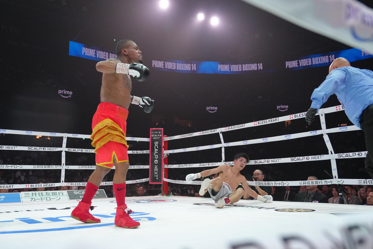 IBF世界フェザー級挑戦者決定戦10回、中野幹士はライース・アリームにダウンを奪われる＝2025年11月24日