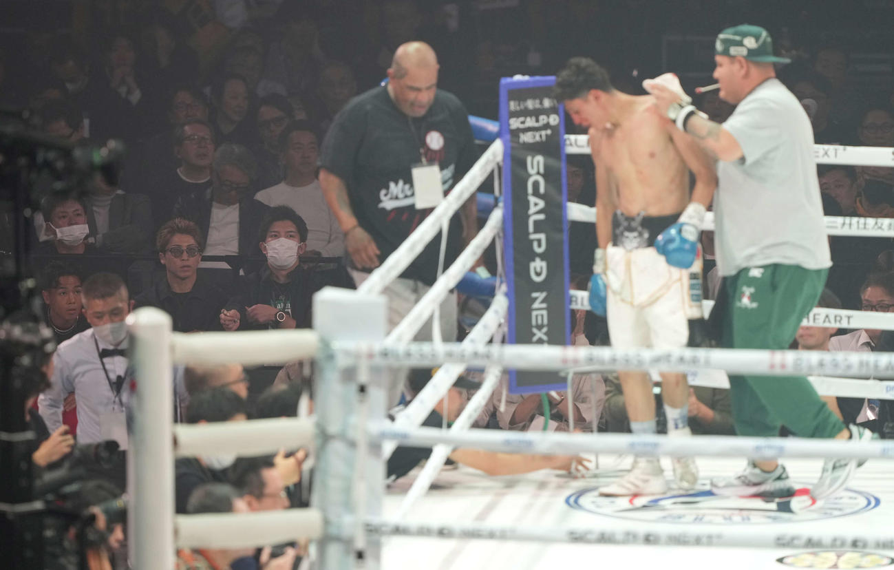 増田陸対ホセ・カルデロン　観戦する井上尚（後方中央）（撮影・井上学）