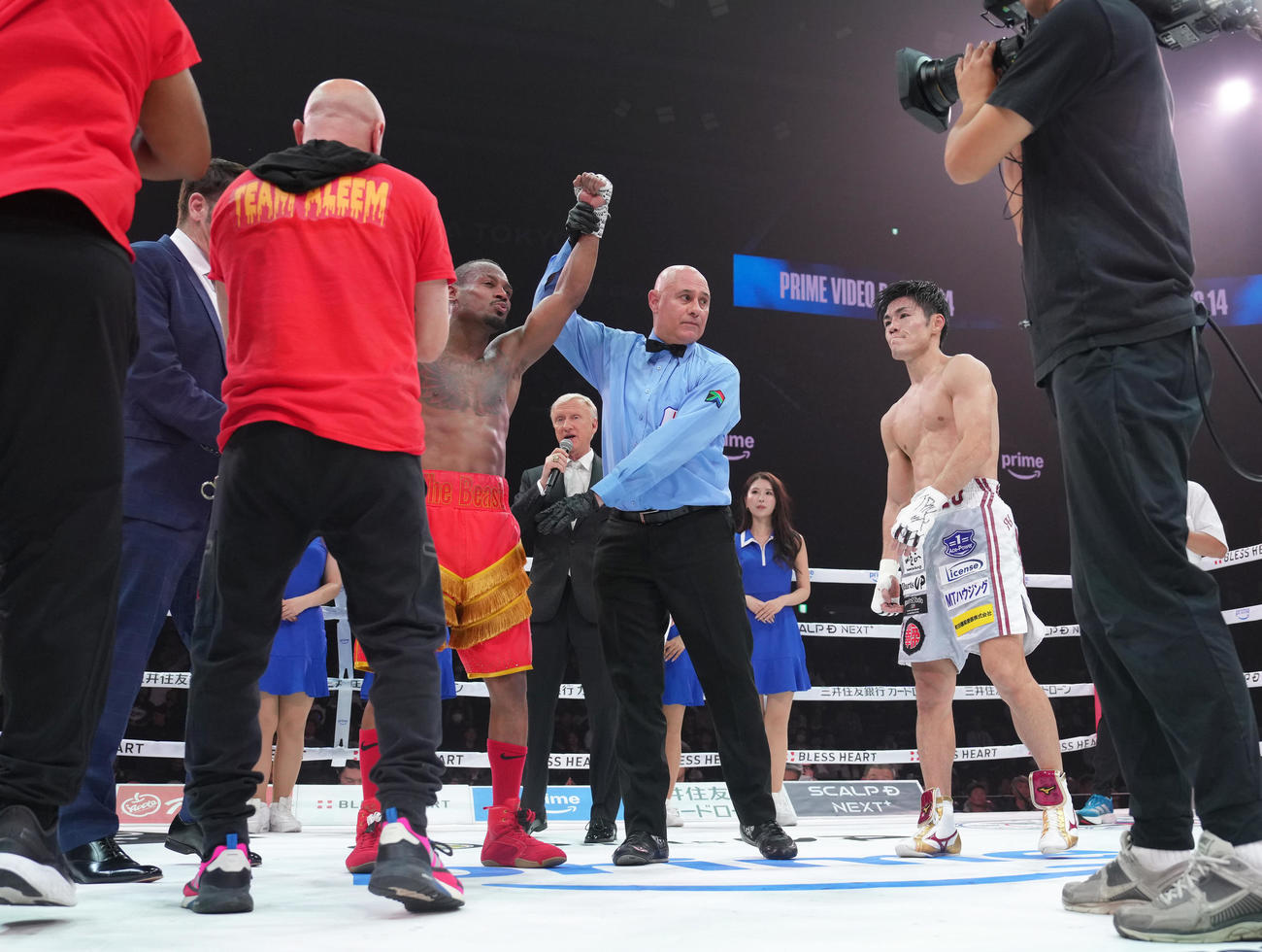 IBFフェザー級挑戦者決定戦　中野（右）はライース・アリームに12回判定で敗れる（撮影・足立雅史）