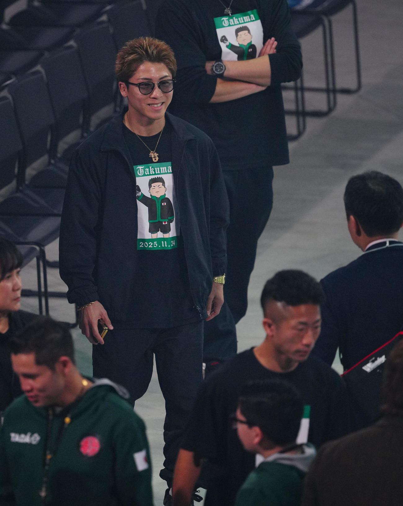 リングを確認する井上拓（手前）の側で笑顔を見せる井上尚（撮影・垰建太）