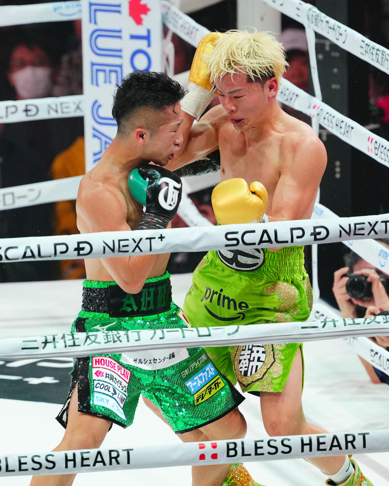 那須川天心対井上拓真　4回、打ち合う那須川（右）と井上拓（撮影・垰建太）