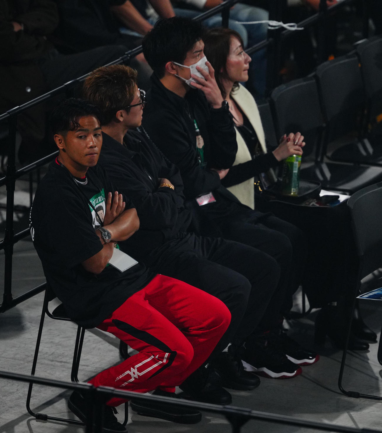 井上尚（左から2人目）の隣で観戦する武居（左）（撮影・垰建太）