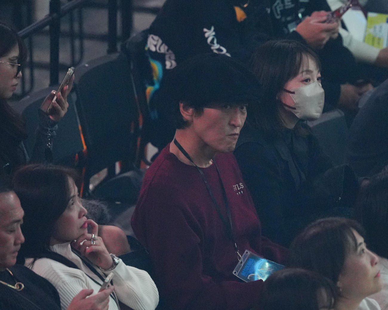 観戦する千原ジュニア（撮影・垰建太）