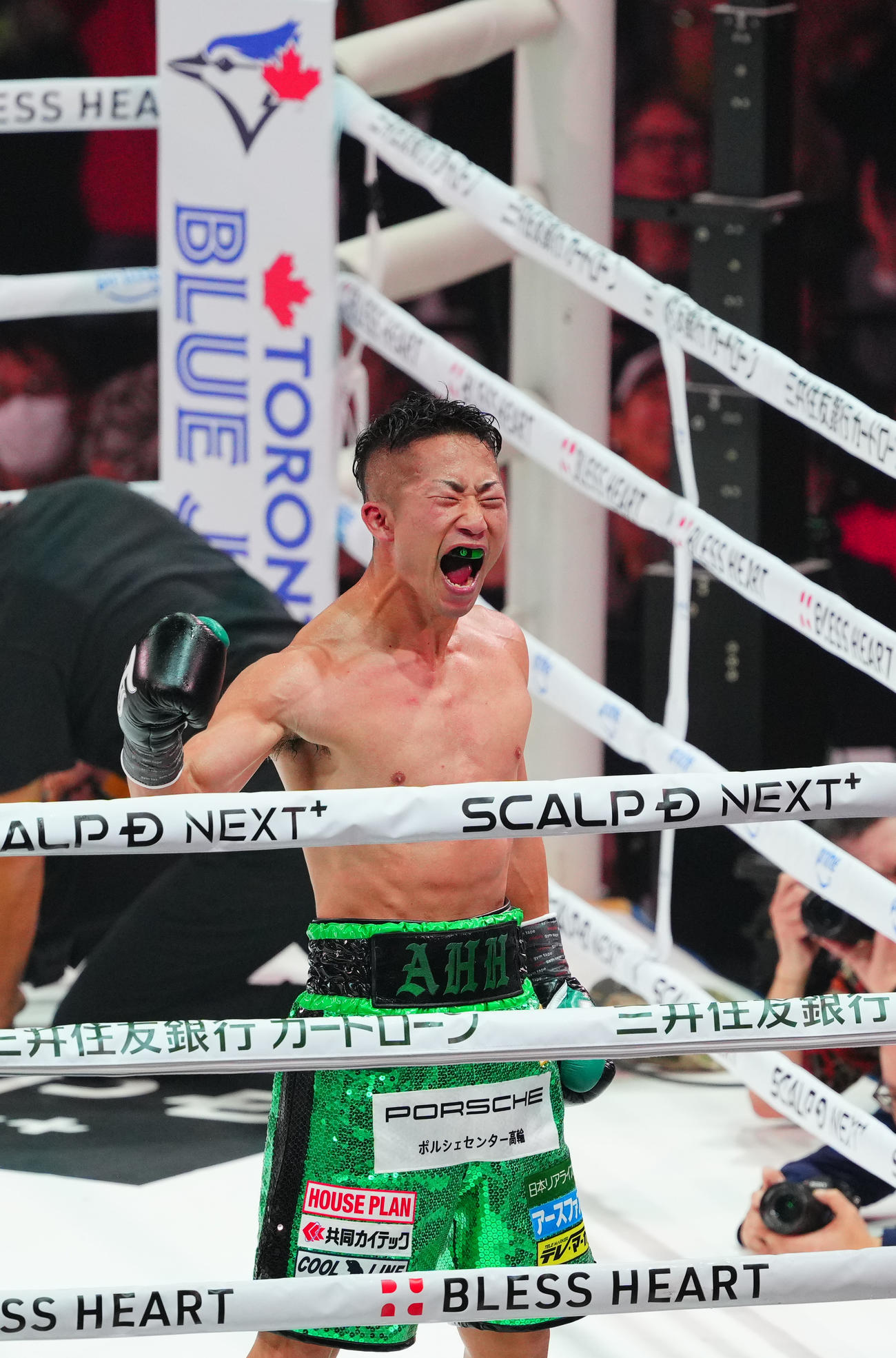 那須川天心対井上拓真　試合終了のゴングとともに雄たけびをあげる井上拓（撮影・垰建太）