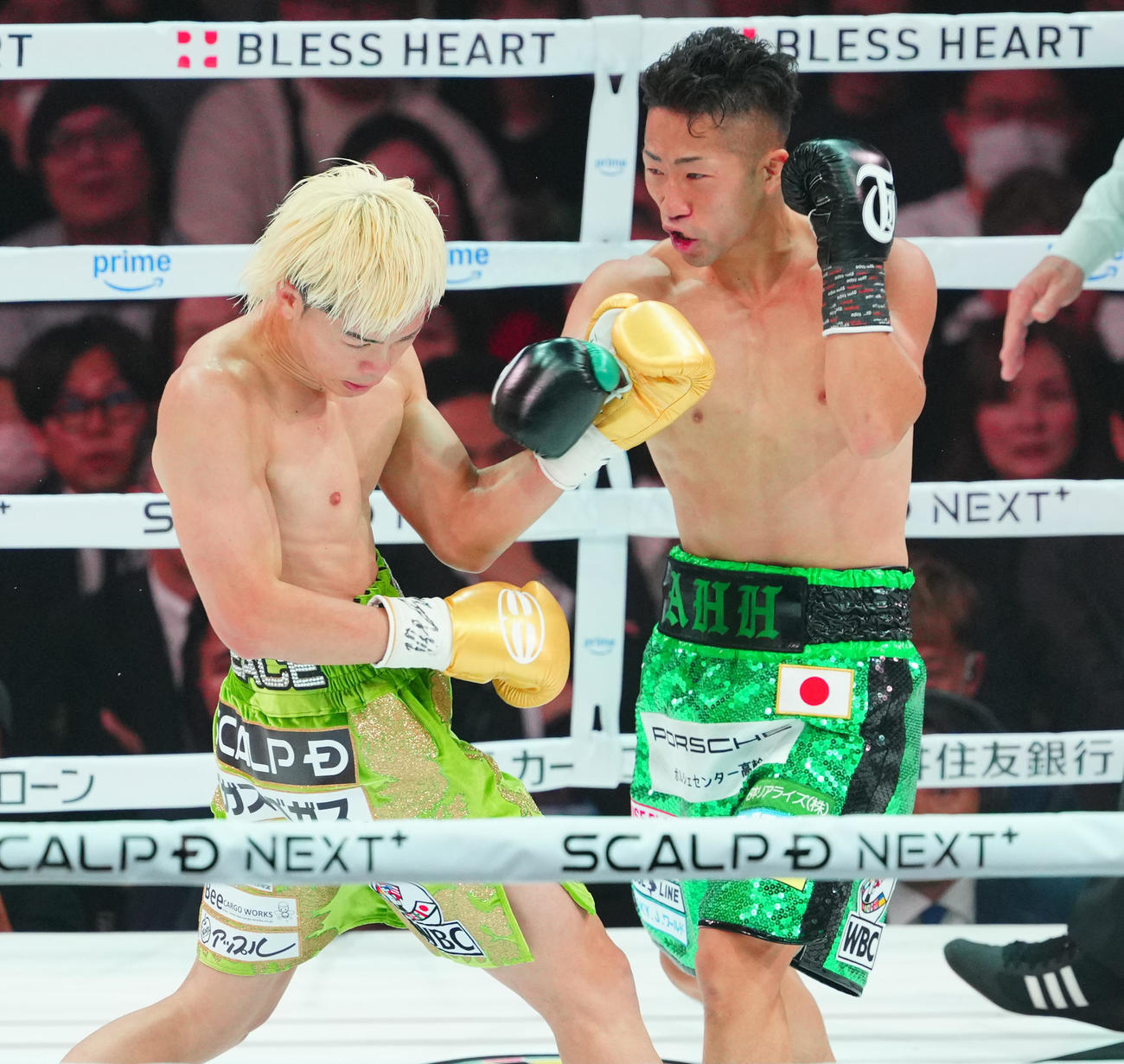 那須川天心対井上拓真　4回、打ち合う那須川（左）と井上拓（撮影・垰建太）