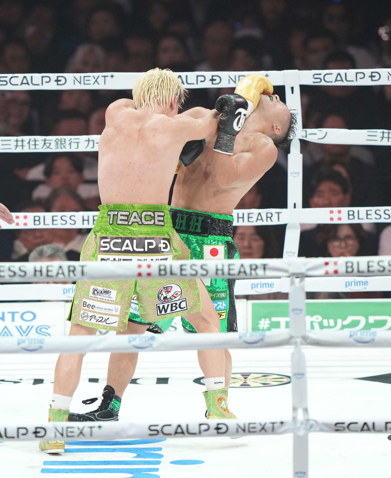 WBC世界バンタム級王座決定12回戦　7回、もみ合う那須川天心（右）と井上拓真（撮影・井上学）