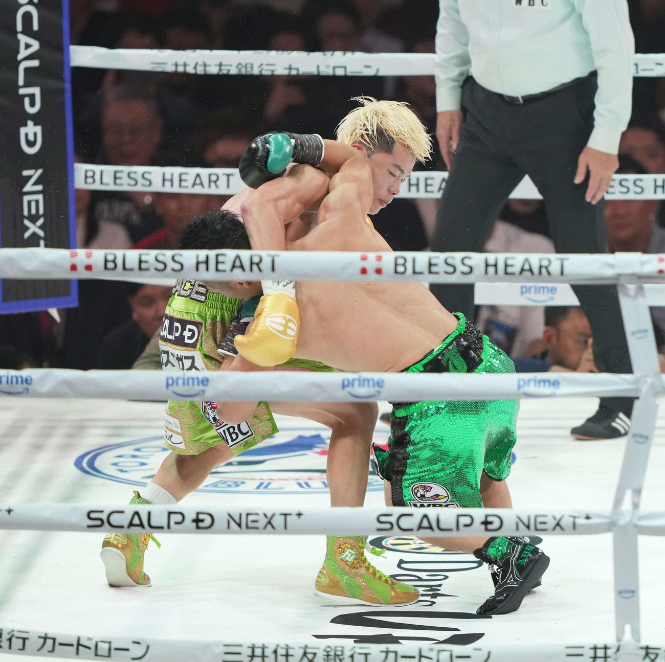 WBC世界バンタム級王座決定12回戦　4回、打ち合う那須川天心（左）と井上拓真（撮影・井上学）