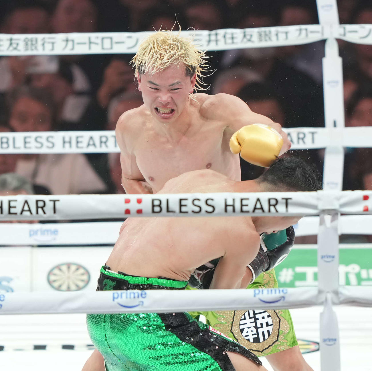 WBC世界バンタム級王座決定12回戦　12回、パンチを放つ那須川天心（撮影・井上学）