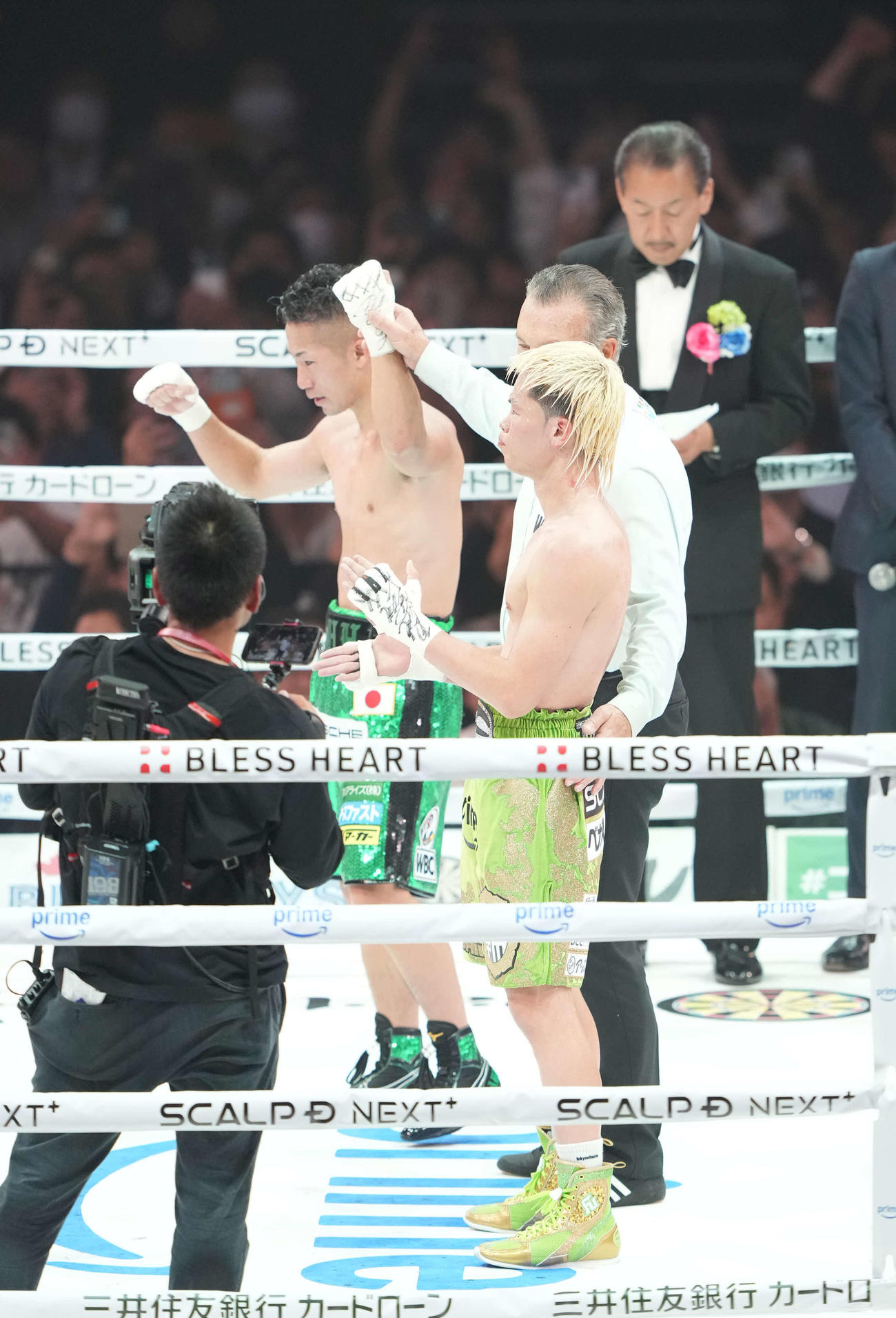 WBC世界バンタム級王座決定12回戦　井上拓真（奥）に拍手を送る那須川天心（撮影・井上学）